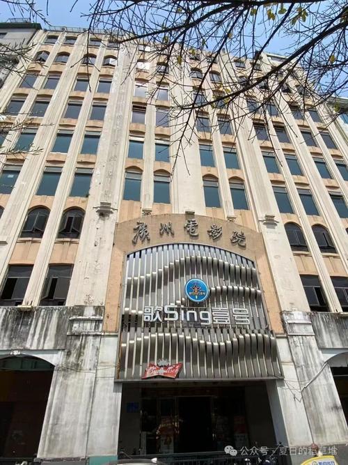 一边亲吻一边摸的相关介绍