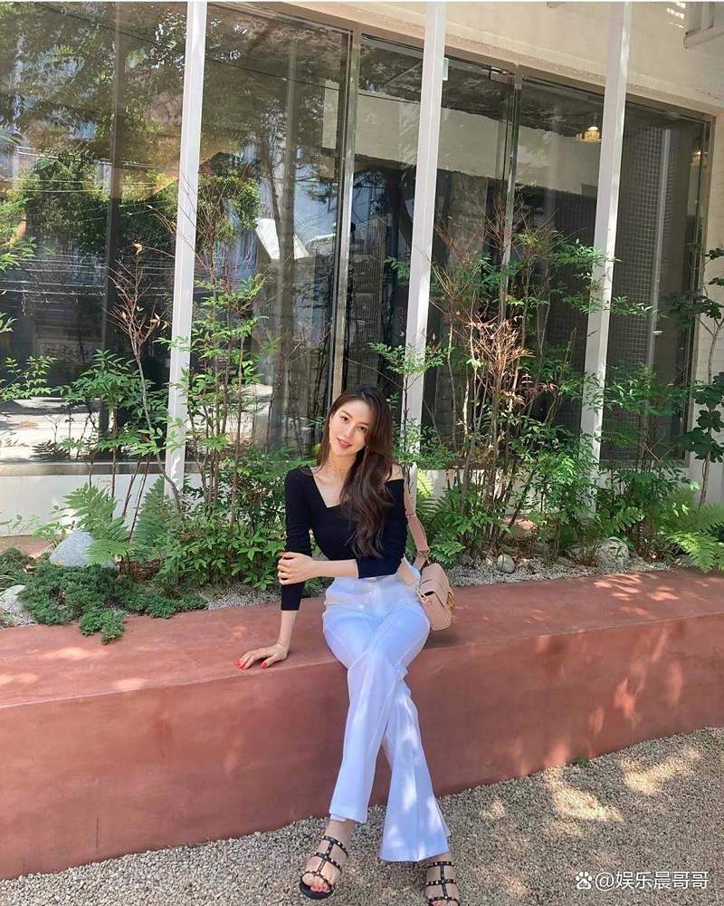 操白黑丝美女的相关介绍