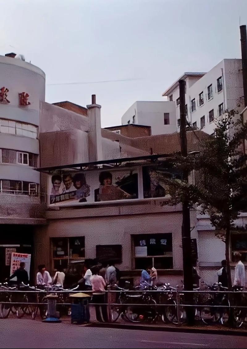 男人j捅进女人p亚洲av的相关介绍