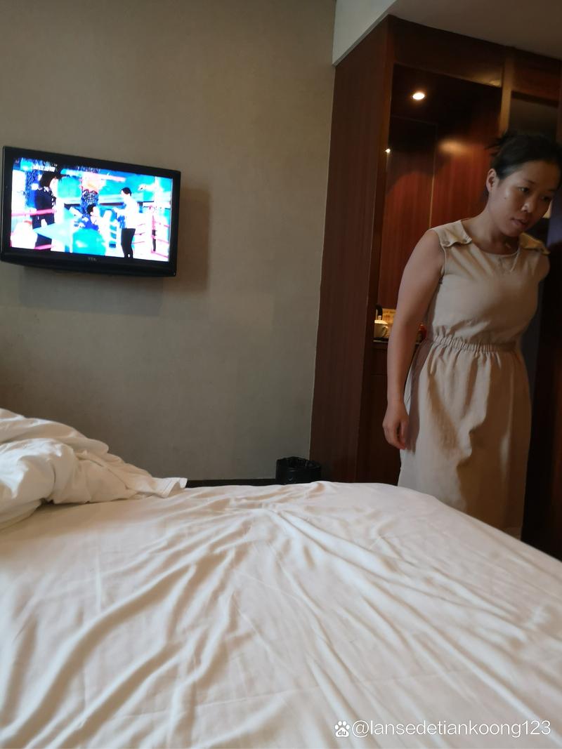 骑操美女教师的相关介绍