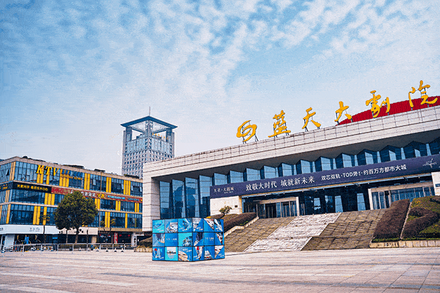操哭老师陆远的相关介绍