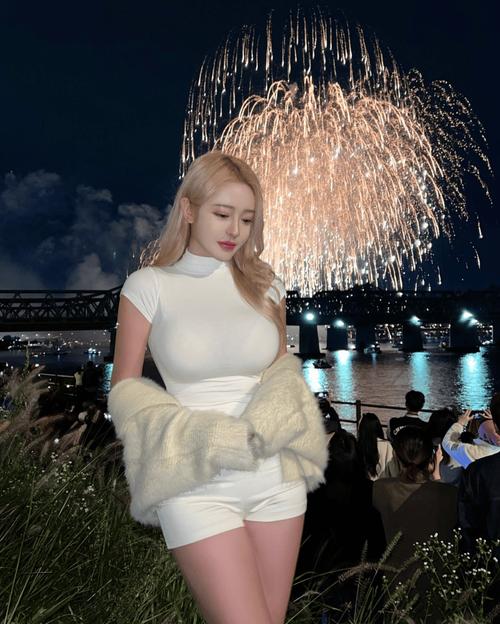 美女18禁在线播放的相关介绍